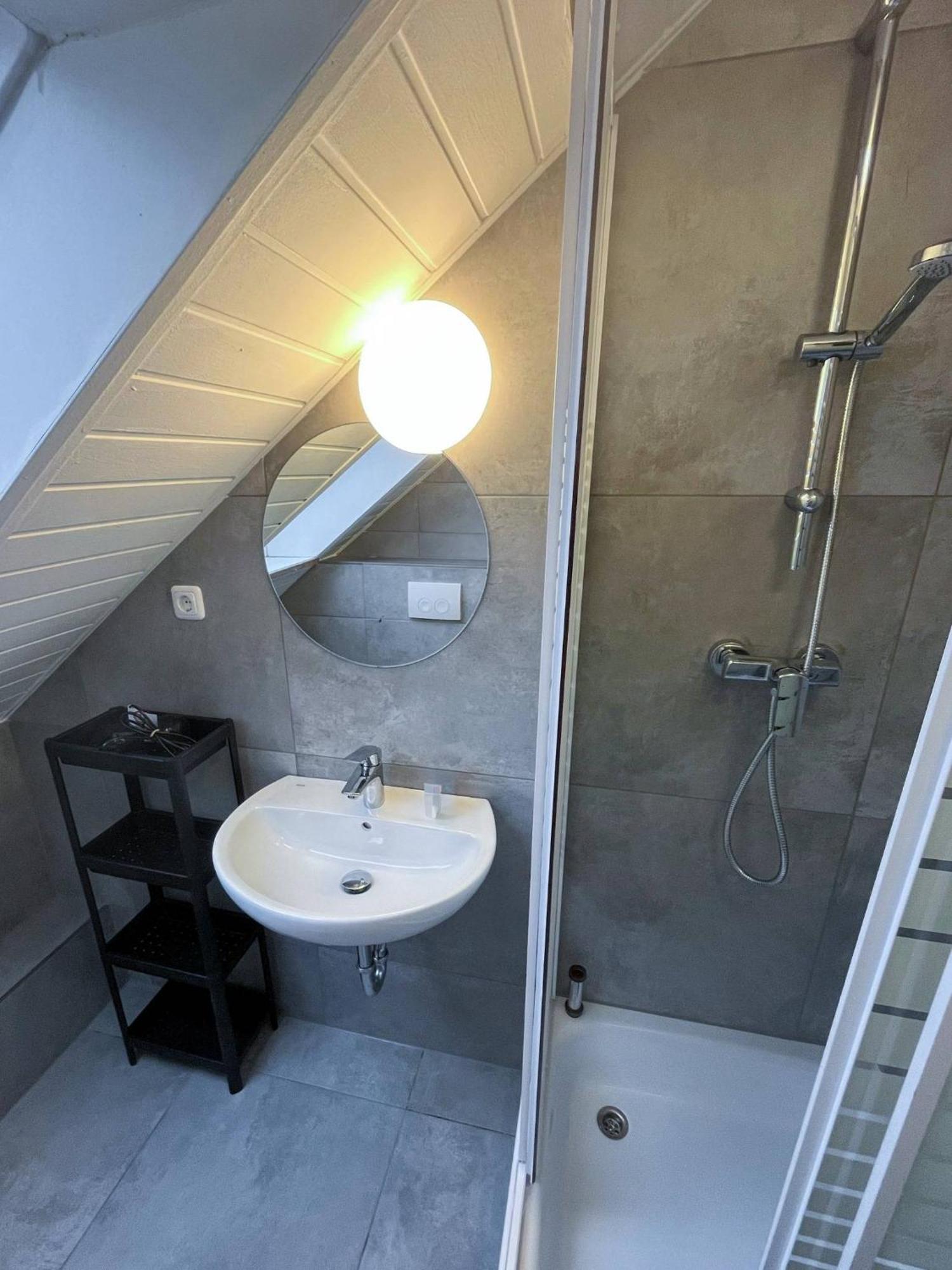 Modernes Apartment Mit 2 Schlafzimmern Und Privatparkplatz Nahe Innenstadt Neumuenster Exterior photo